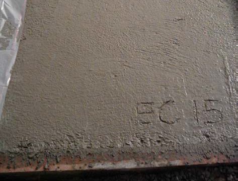 Beton zabezpieczony Vetrofluid po 15 minutach deszczu — powierzchnia nienaruszona