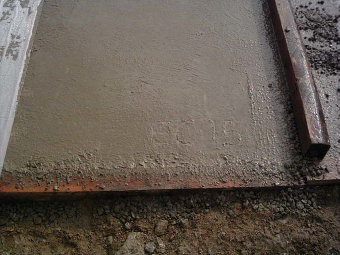 Beton niezabezpieczony po 15 minutach deszczu — wypłukana, rozmyta powierzchnia