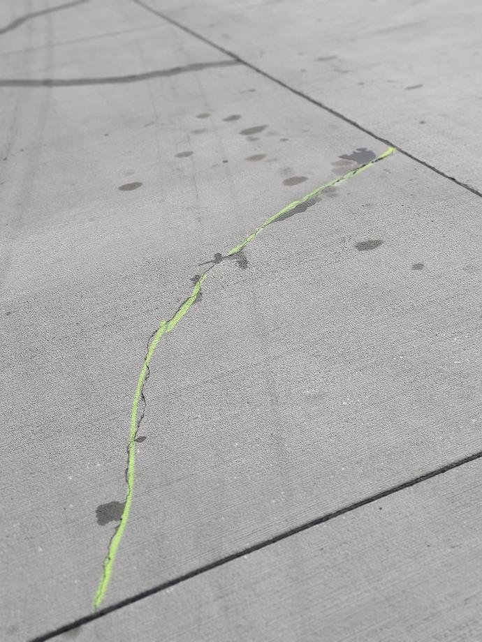 Pęknięcie płyty betonowej na lotnisku przygotowane do naprawy zaprawą Crono