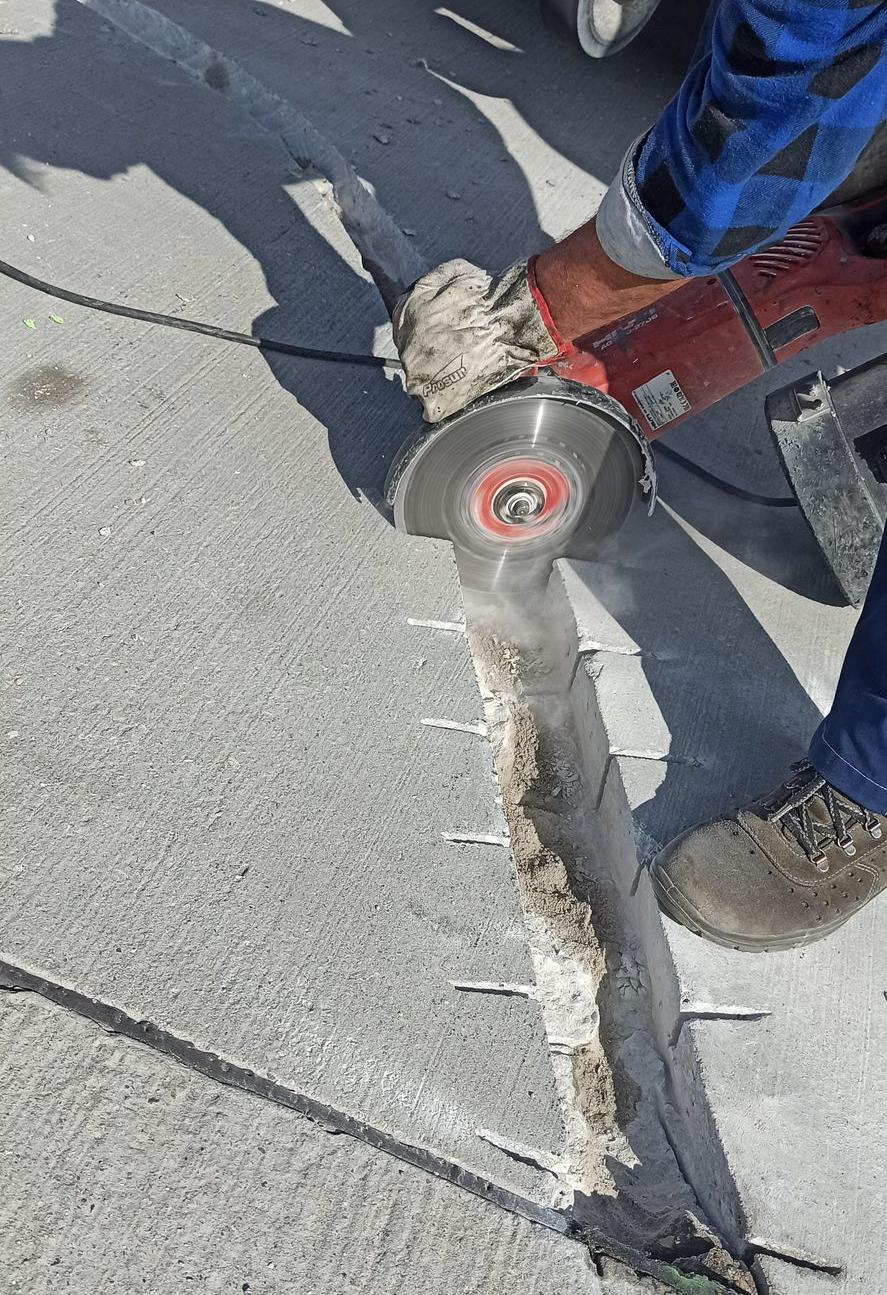 Nacięcia wzdłuż pęknięcia przygotowane pod pręty helico
