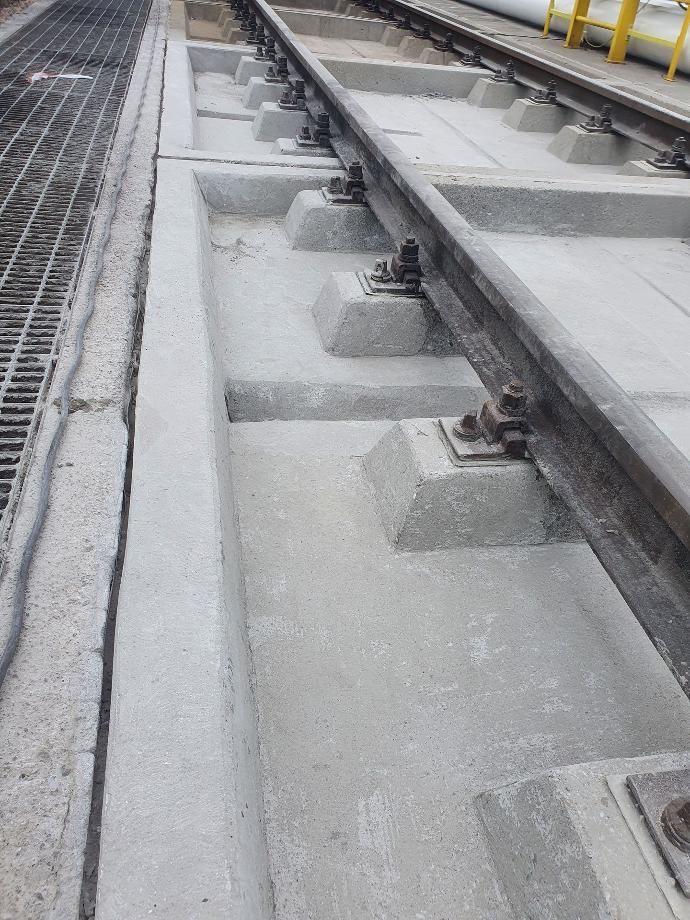 Naprawiona i zabezpieczona nawierzchnia betonowa terminalu paliwowego po renowacji systemem Ecobeton
