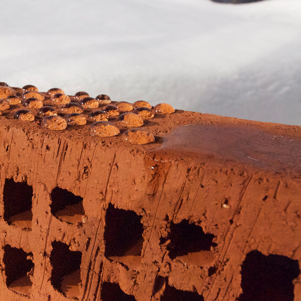 Hydrofobowe działanie preparatu Brickcover naniesionego na cegłę