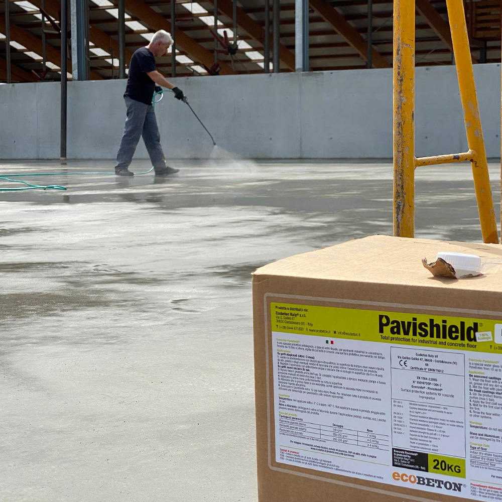 Evercrete Pavishield nanoszony natryskowo w celu ochrony betonowej posadzki w stajni