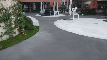 Podjazd z mikrocementu Ecobeton Ercole z warstwą wierzchnią