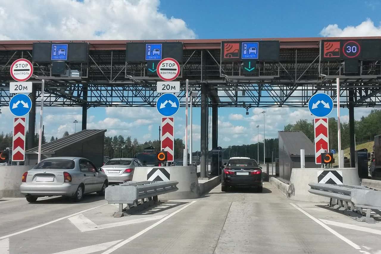 betonowa nawierzchnia bramek poboru opłat na autostradzie