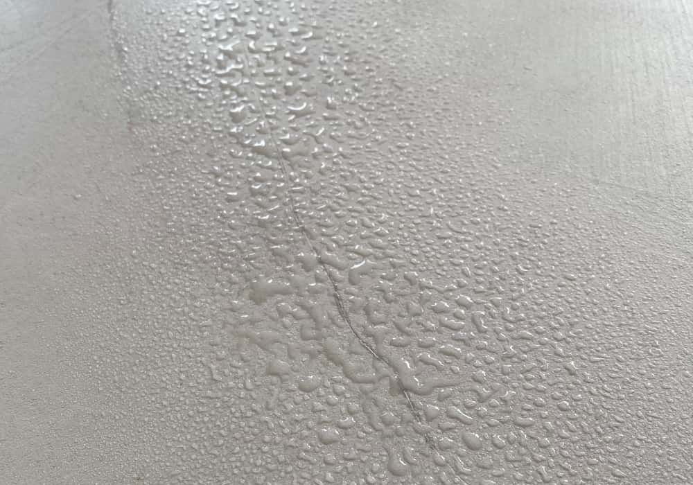 Hydrofobowe działanie wosku ochronnego Micromed na posadzce Microbond