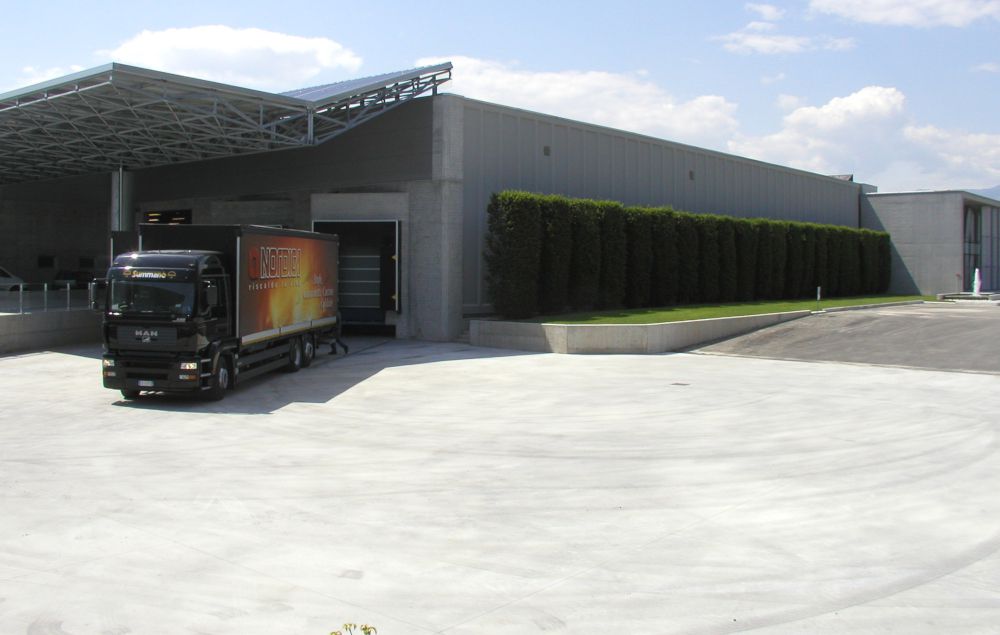 Zewnętrzny betonowy plac załadunkowy fabryki zabezpieczony preparatem Evercrete Pavishield